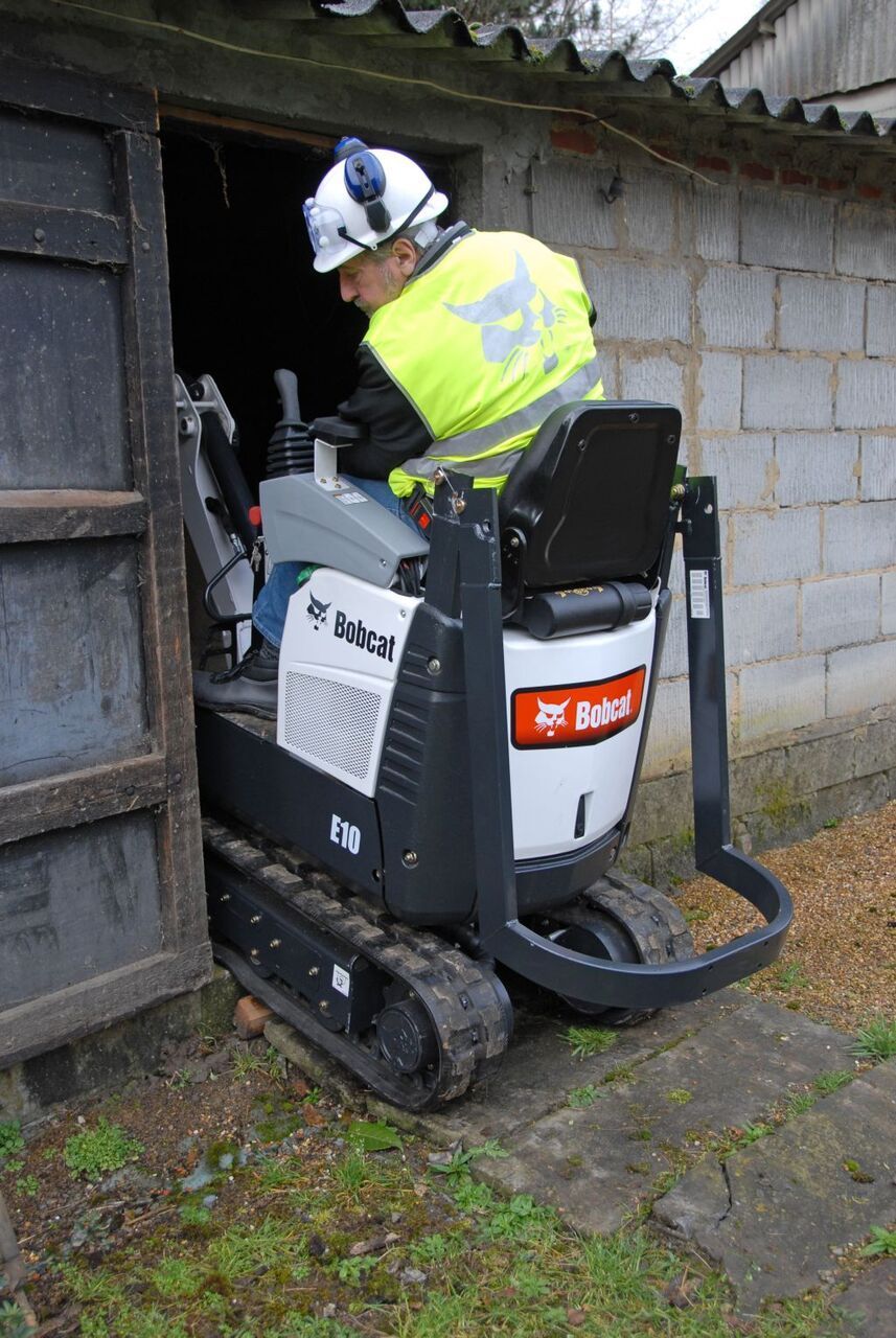 Weingärtner Baumaschinen – Kompaktbagger passiert schmale Einfahrt