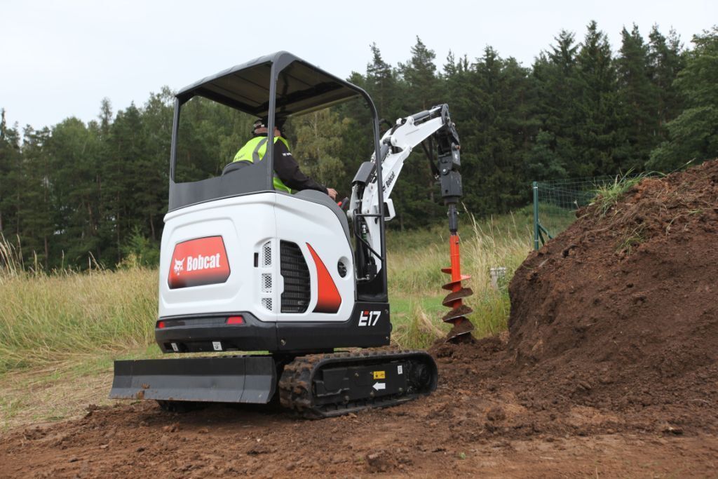 Weingärtner Baumaschinen – weißer Kompaktbagger mit Erdbohrer
