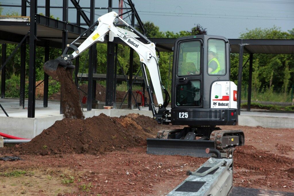 Weingärtner Baumaschinen – Bagger mit Schaufelaufsatz beim Aushub