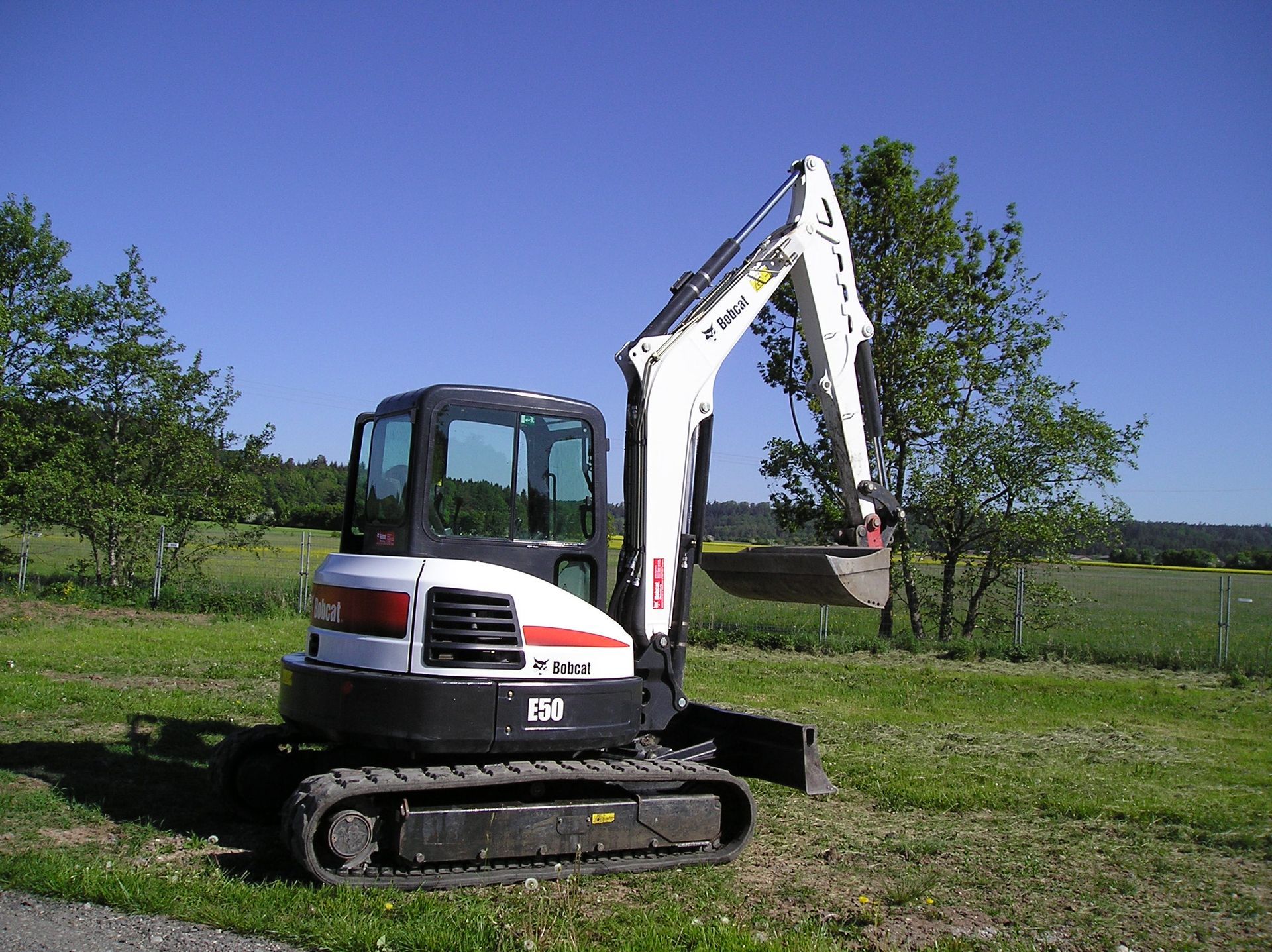 Weingärtner Baumaschinen – Bagger mit breitem Schaufelaufsatz