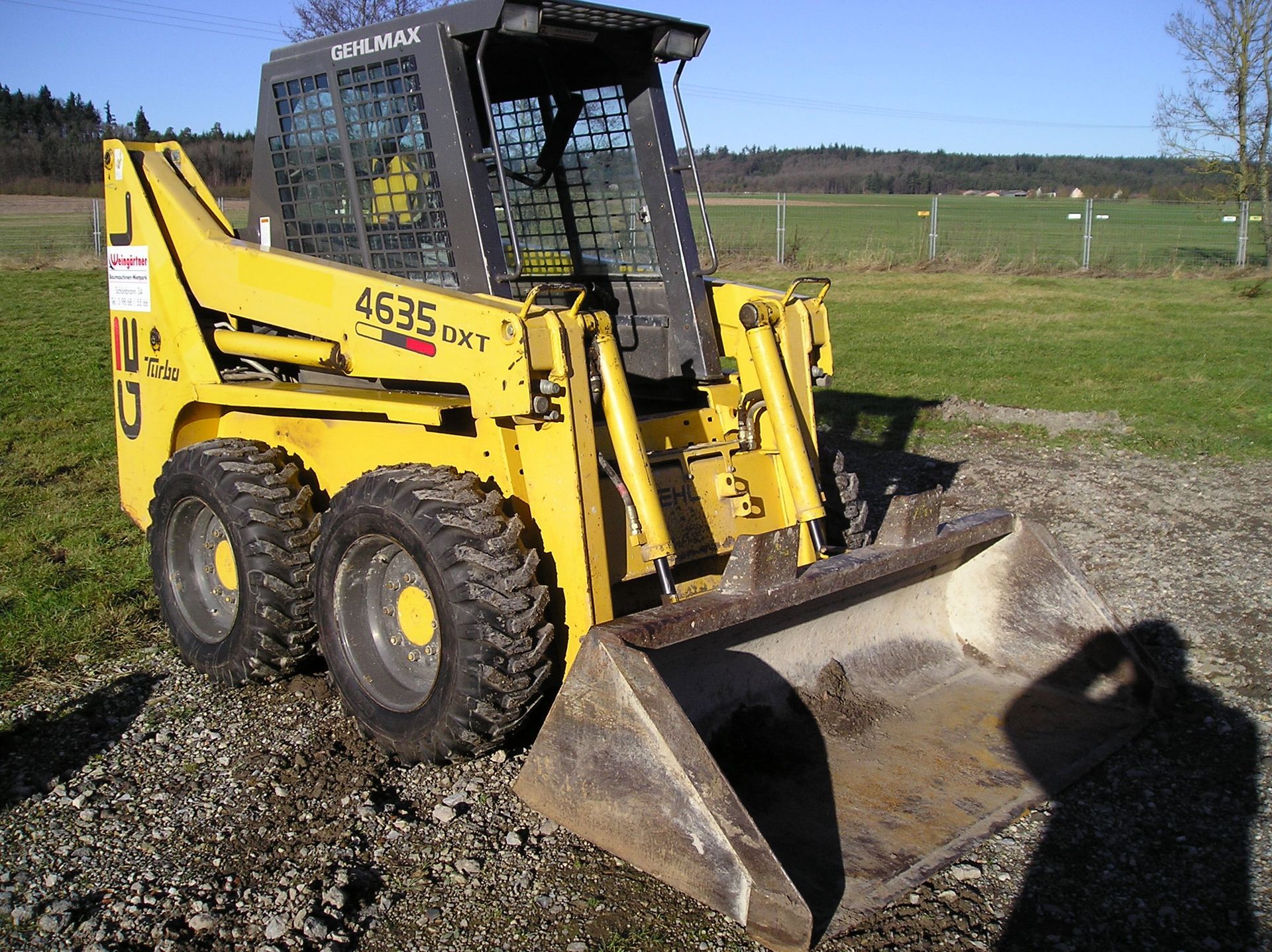 Weingärtner Baumaschinen – Kompaktlader GEHL 4635 an einem Schutthaufen