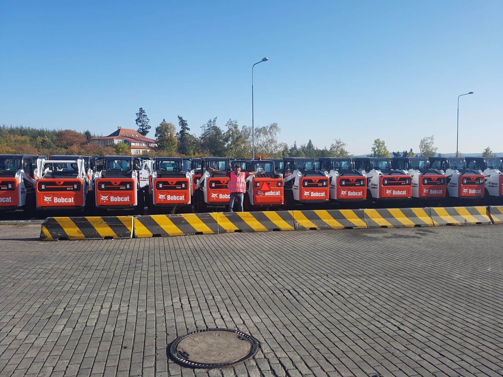 Weingärtner Baumaschinen – dutzende Baumaschinen stehen auf einem großen Parkplatz aufgereiht