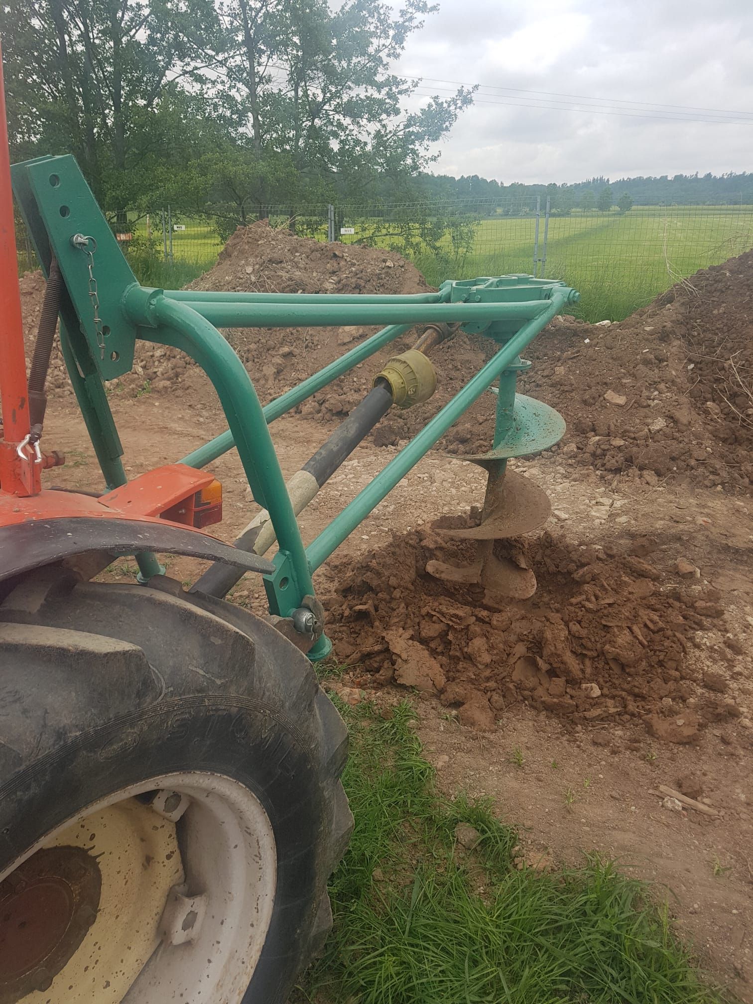 Weingärtner Baumaschinen – Erdbohrer für einen Dreipunktaufsatz an einem Fahrzeug