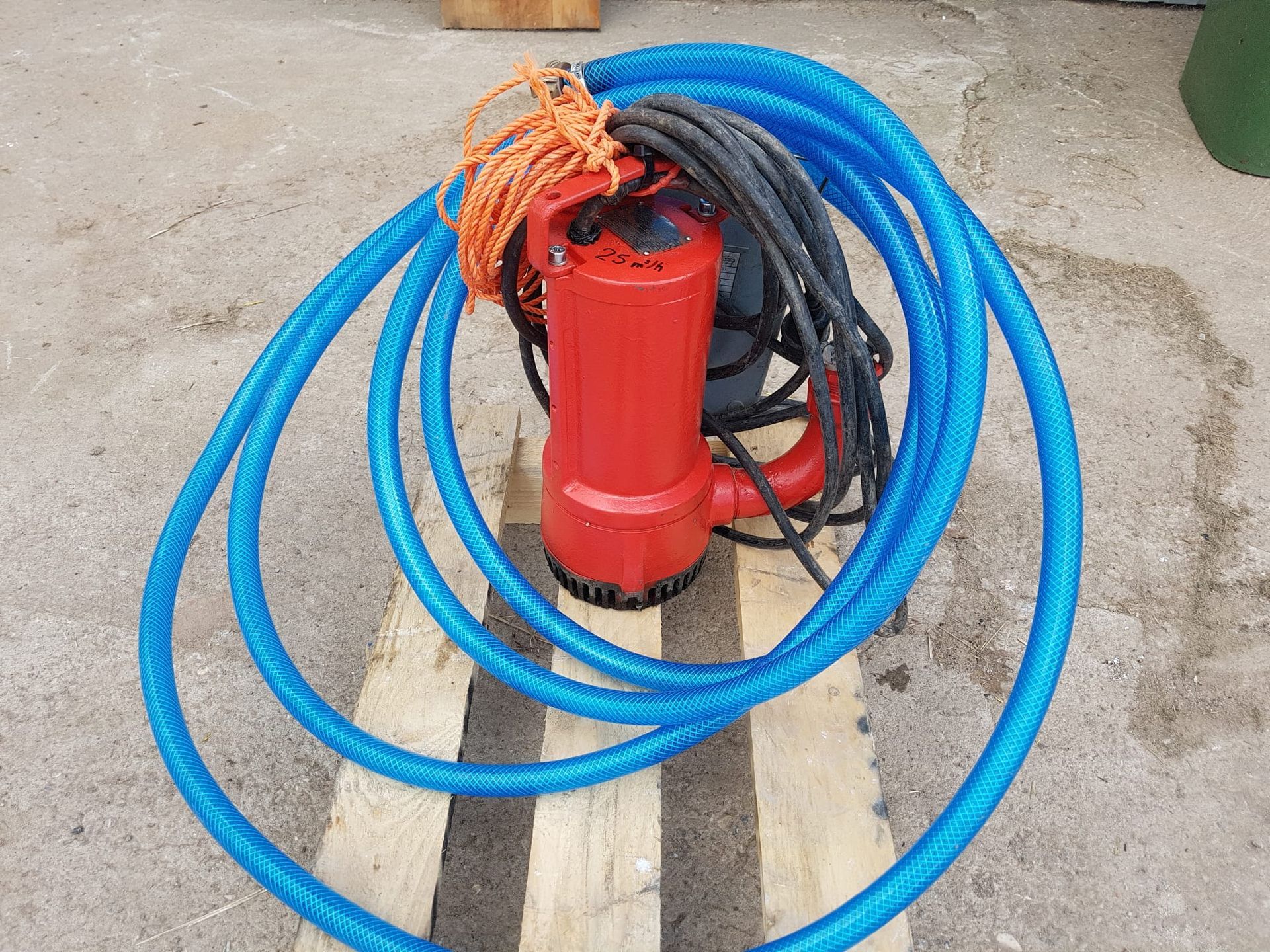 Weingärtner Baumaschinen – Tauchpumpe mit Schläuchen in Transportstellung