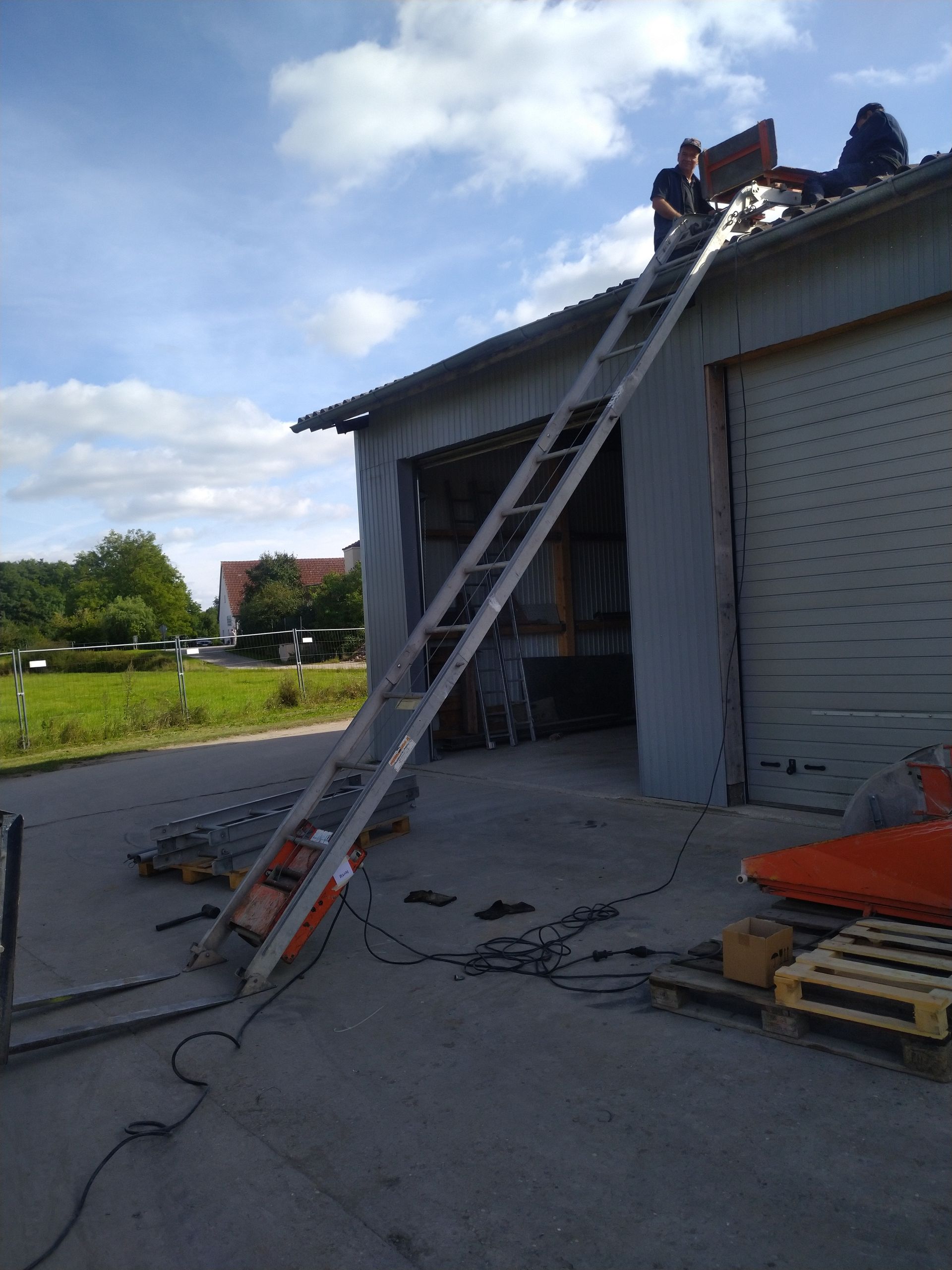 Weingärtner Baumaschinen – Schrägaufzug an einer Garage