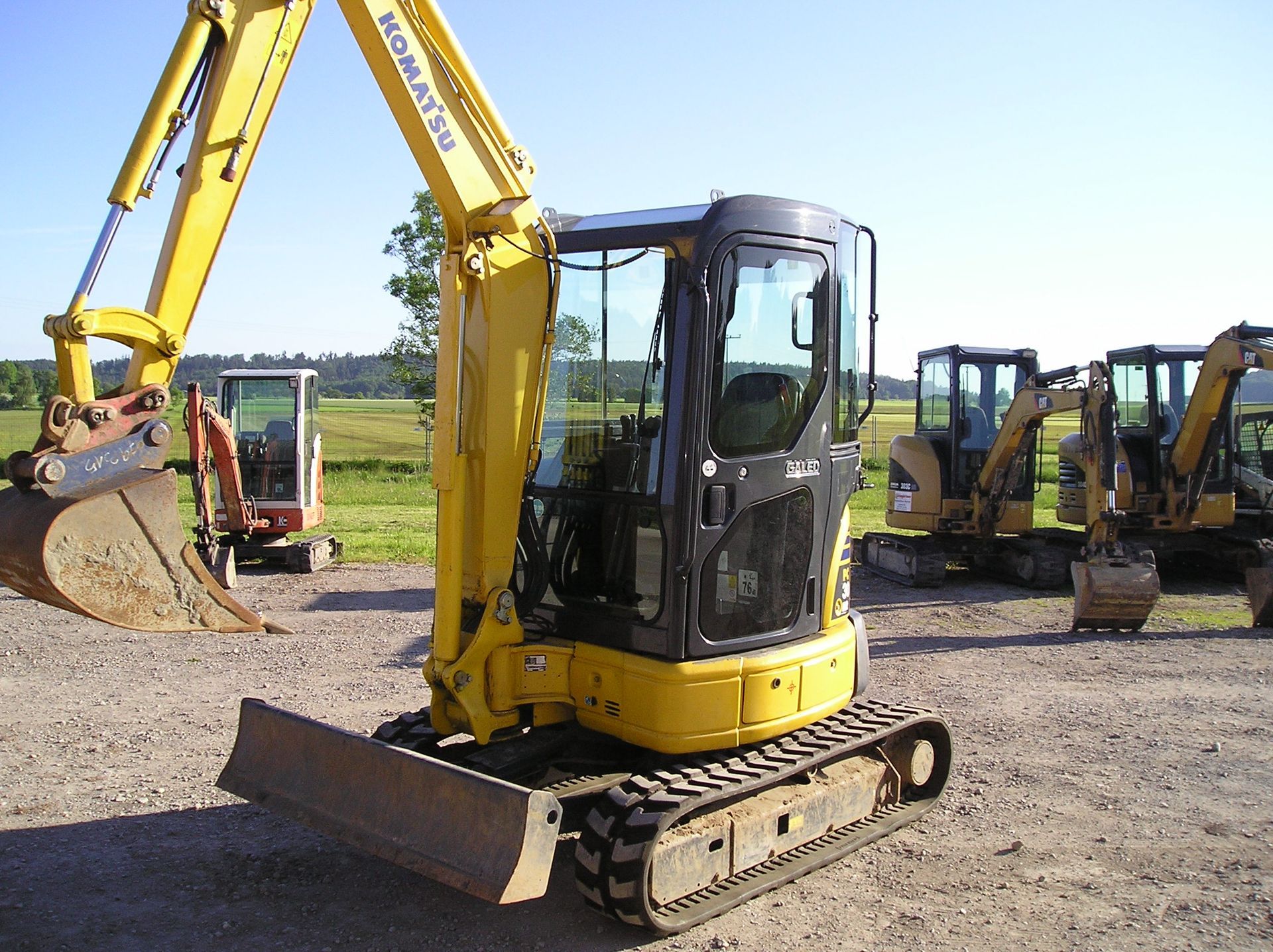 Weingärtner Baumaschinen – Bagger mit breitem Schaufelaufsatz