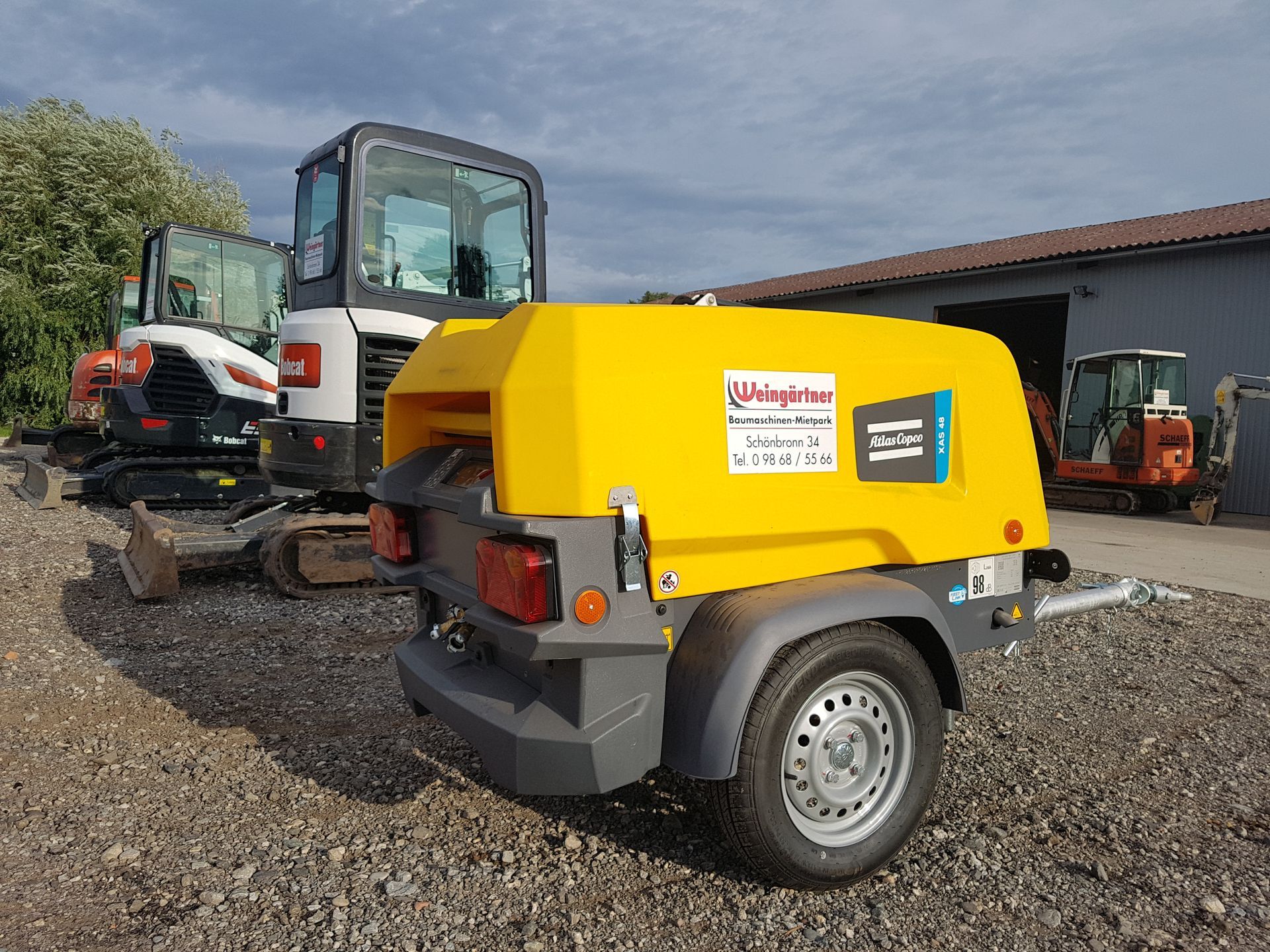 Weingärtner Baumaschinen – Bagger und Kompressor-Anhänger auf Firmengelände