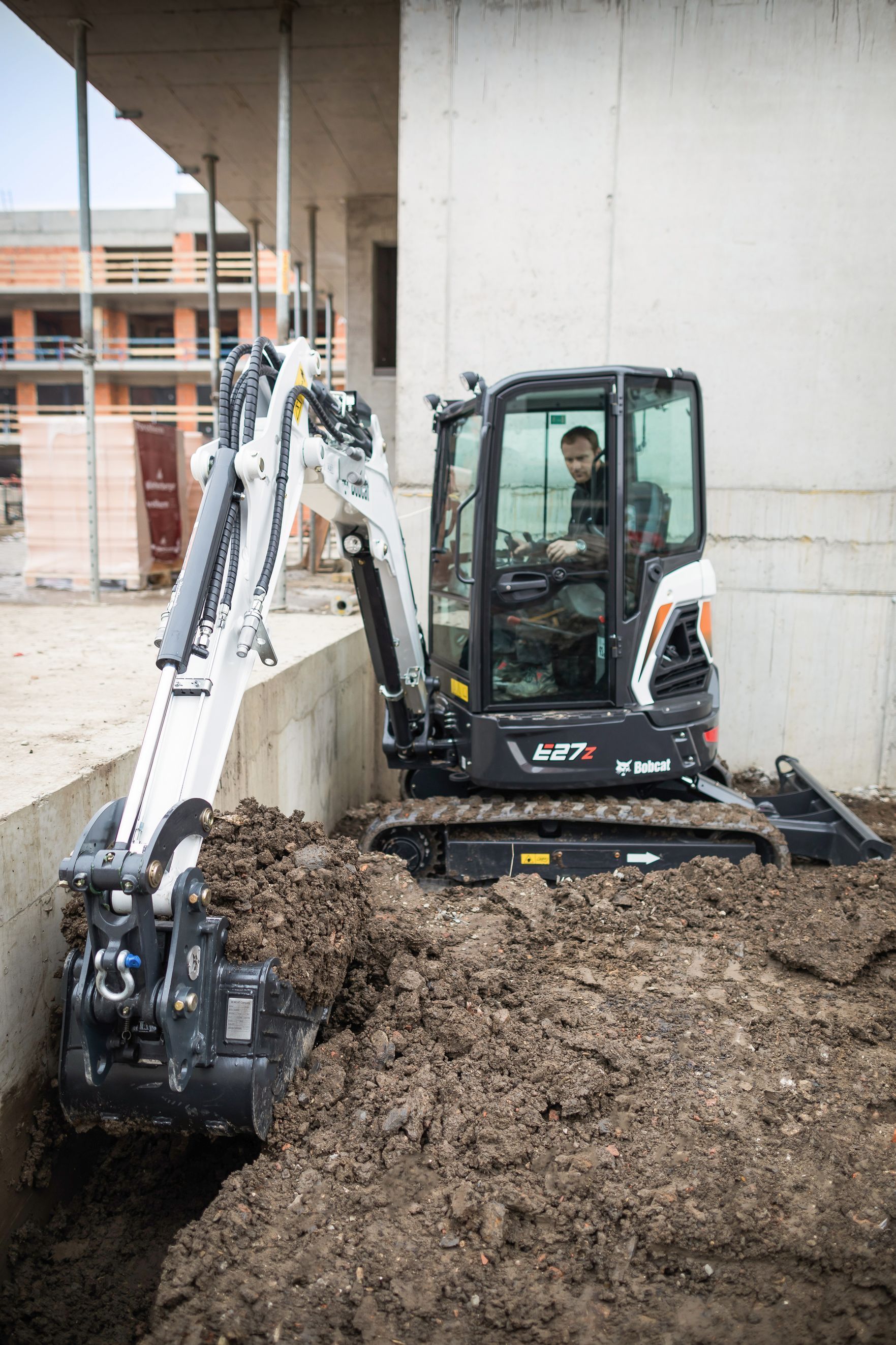 Weingärtner Baumaschinen – Bagger mit Schaufelaufsatz beim Aushub