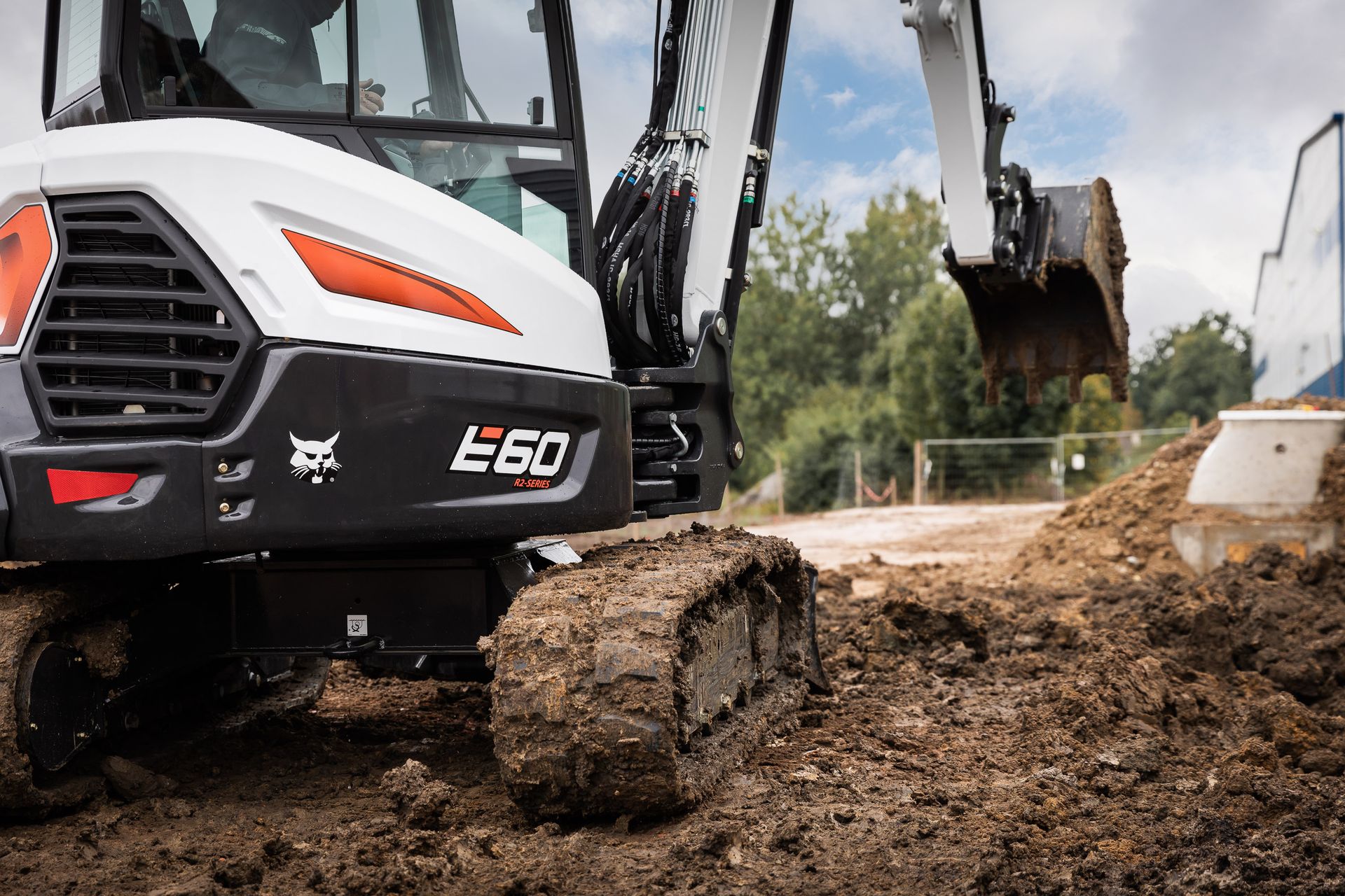 Weingärtner Baumaschinen – Bagger mit breitem Schaufelaufsatz