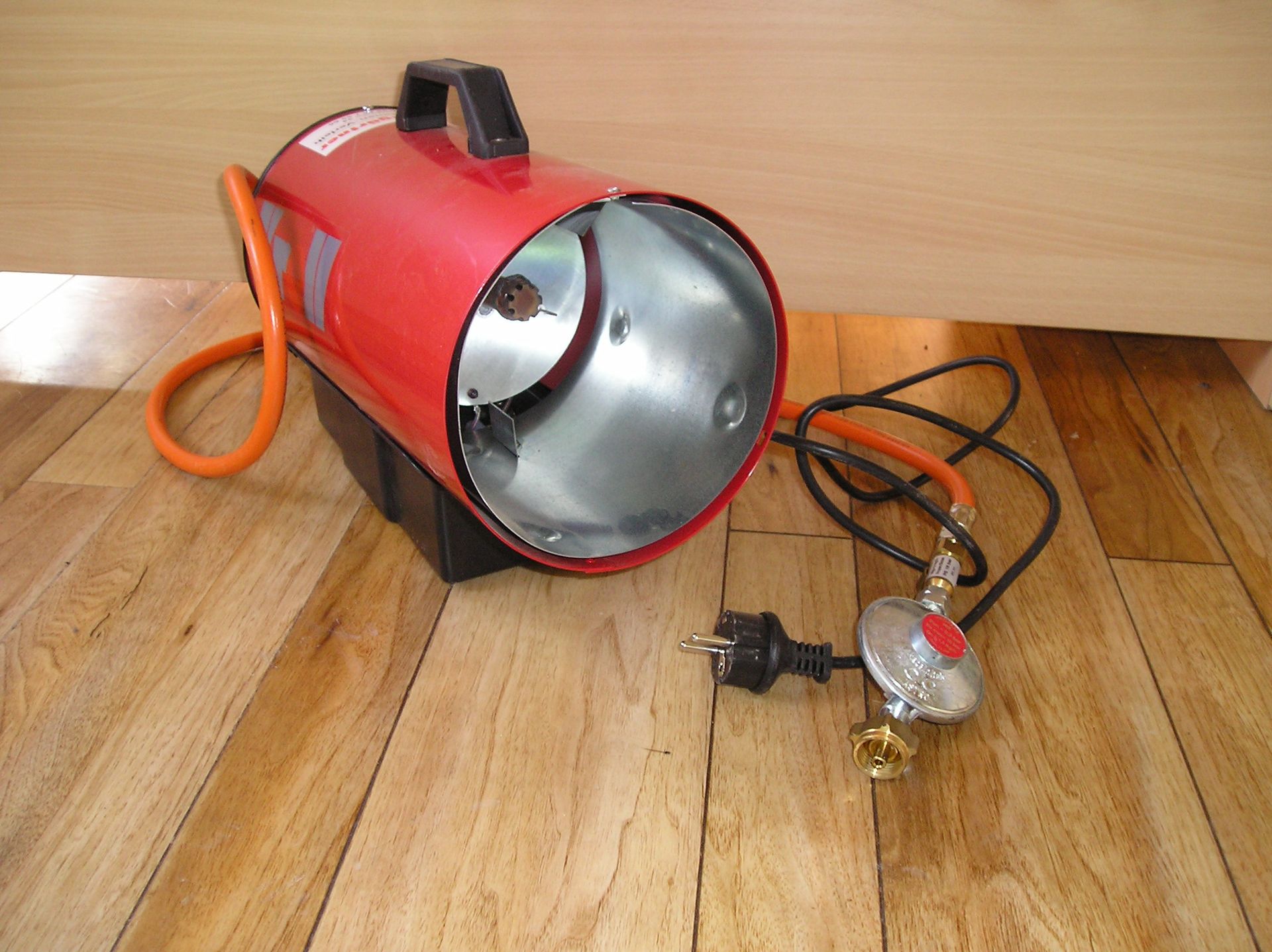 Weingärtner Baumaschinen – Kroll Gasheizer auf Holzboden
