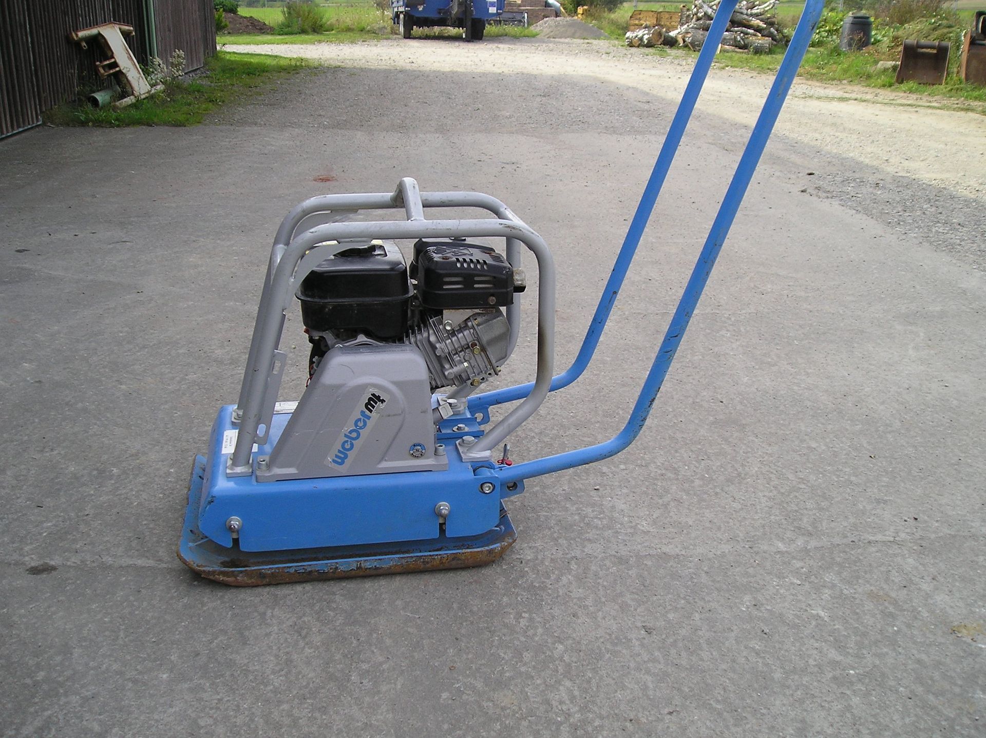 Weingärtner Baumaschinen – Rüttelplatte CF2 auf Firmengelände