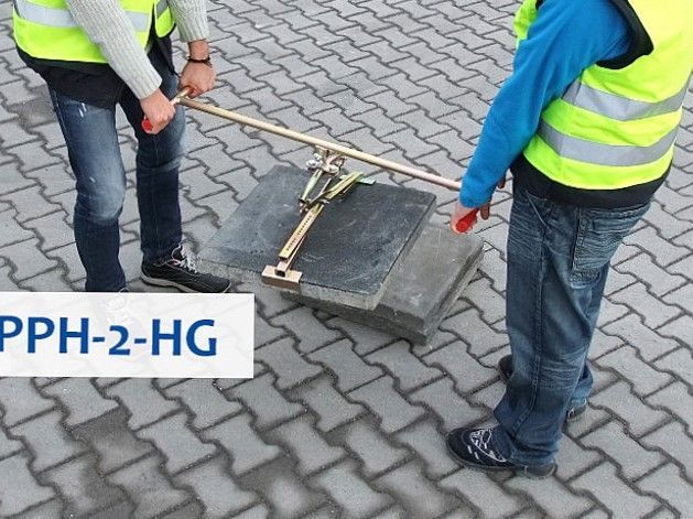 Weingärtner Baumaschinen – Zwei Bauarbeiter mit einer Plattenverlegezange 2 Hand