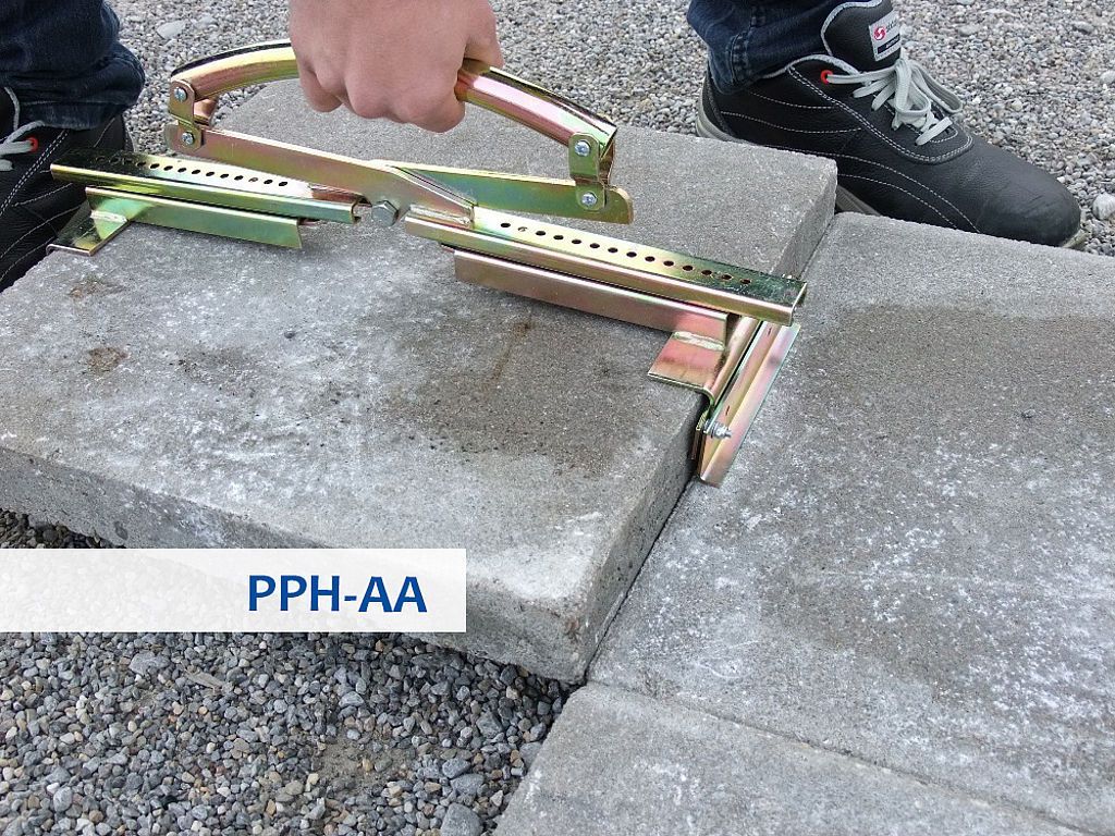 Weingärtner Baumaschinen – eine Hand mit Plattenverlegezange verlegt eine Steinplatte