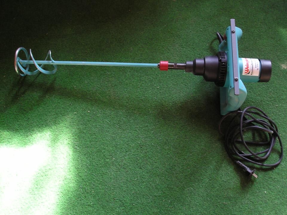 Weingärtner Baumaschinen – Handrührgerät für Zement und Beton auf grünem Fliesteppich