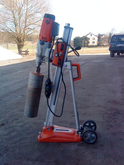 Weingärtner Baumaschinen – Kernbohrgerät auf Schotterweg