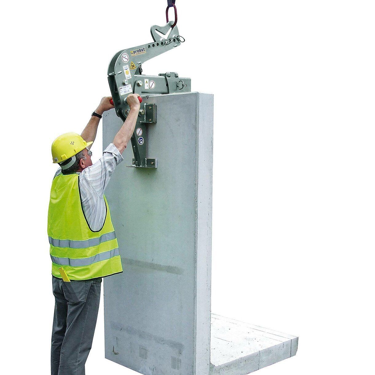 Weingärtner Baumaschinen – Arbeiter befestigt Baumaterial an Winkelelementzange WEZ Probst