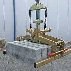 Weingärtner Baumaschinen – Fertigteilzange Probst umklammert Bausteine