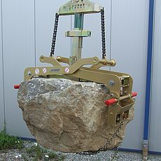 Weingärtner Baumaschinen – Steinversetzzange Probst mit großem Stein im Griff