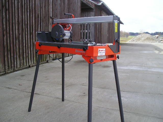 Weingärtner Baumaschinen – Steintrennsäge Husqvarna vor Geräteschuppen