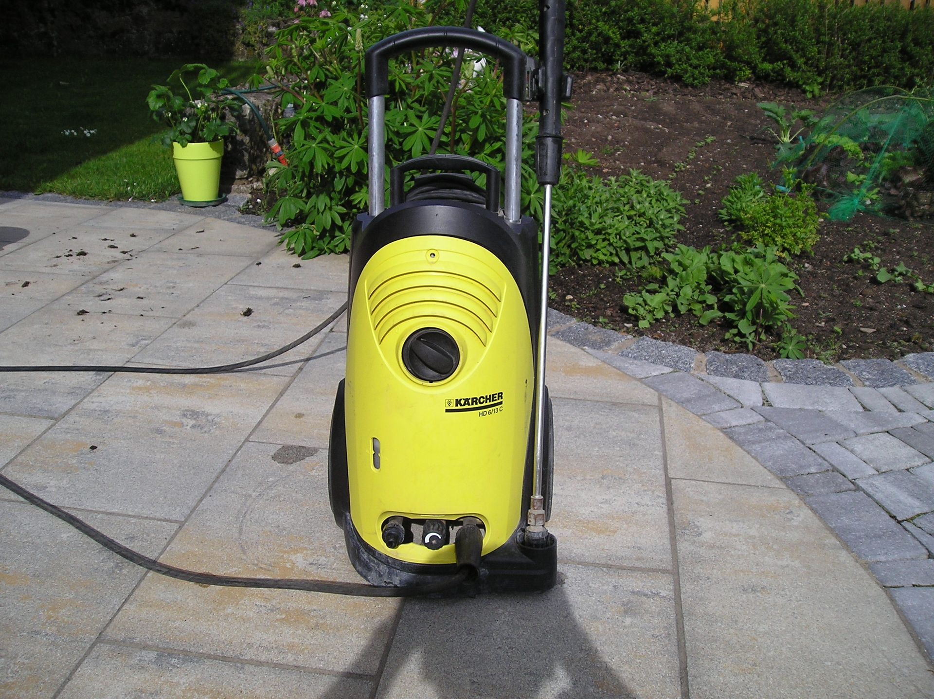 Weingärtner Baumaschinen – Hochdruckreiniger Kärcher auf Betonfläche