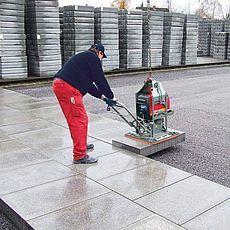 Weingärtner Baumaschinen – Mitarbeiter mit Vakuumsauger Probst Quickjet 600 beim Einsatz