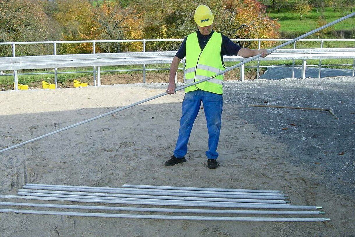 Weingärtner Baumaschinen – Mitarbeiter in Warnweste steht hinter dem Abziehlehren-Set Probst