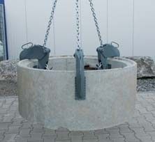 Weingärtner Baumaschinen – Schachtringgehänge Probst trägt Fertigteil einer Kanalisation