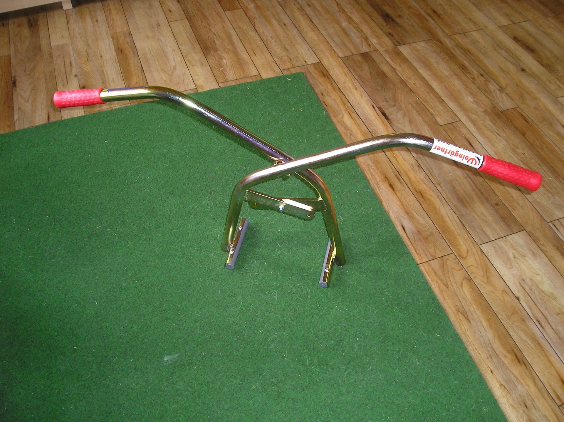 Weingärtner Baumaschinen – eine Verlegezange handgeführt auf grüner Plane