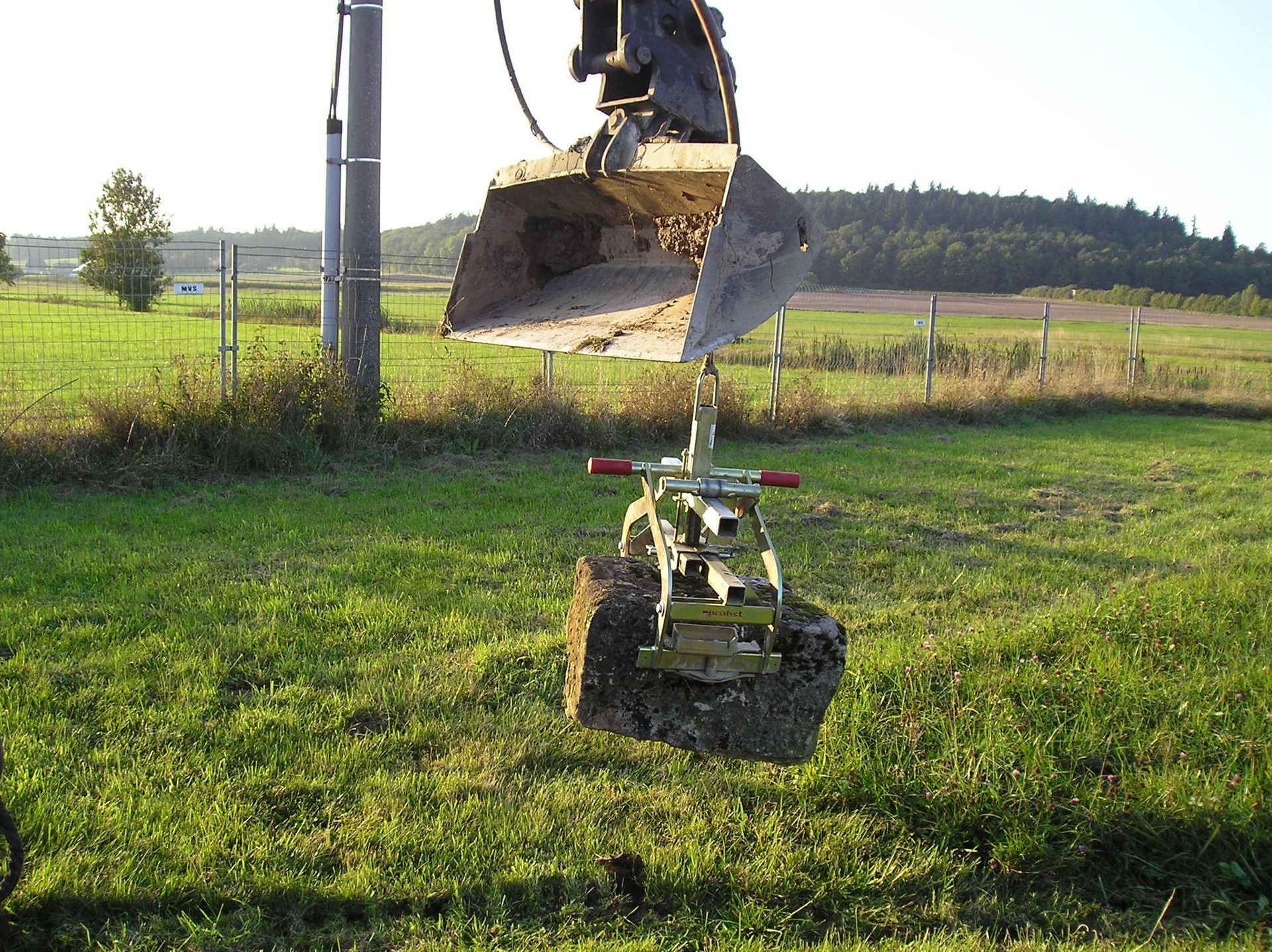Weingärtner Baumaschinen – Demonstration der Steinversetzzange Probst