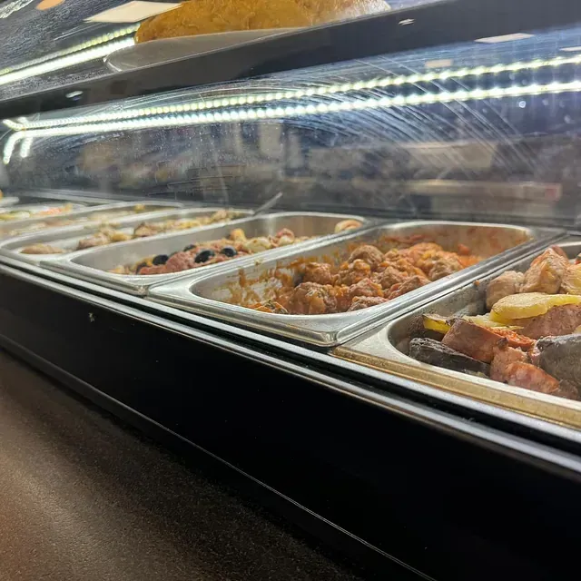 Una vitrina llena de muchos tipos diferentes de alimentos.