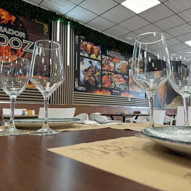 Hay varias copas de vino sobre una mesa en un restaurante.