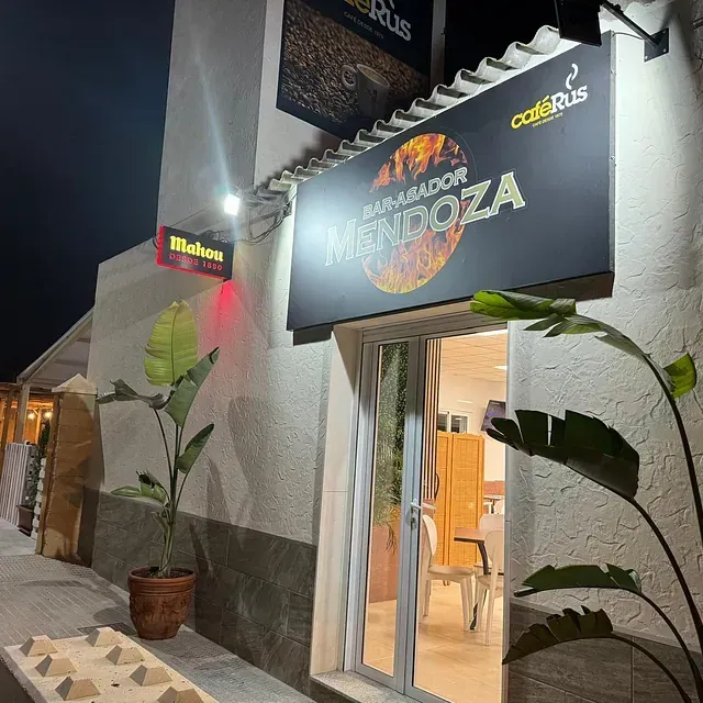 Un edificio con un cartel que dice Mendoza.