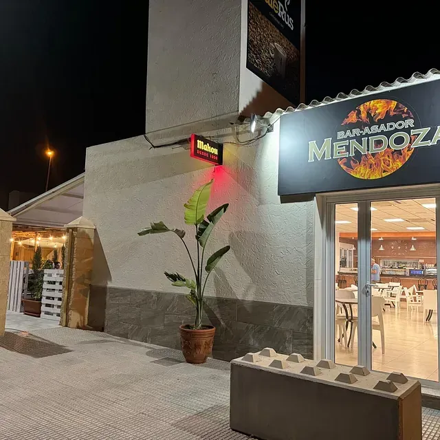 Un edificio con un cartel que dice Mendoza.