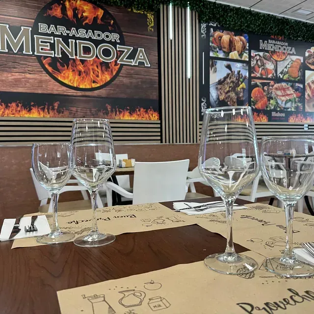 Un restaurante con un cartel que dice bar-asador mendoza
