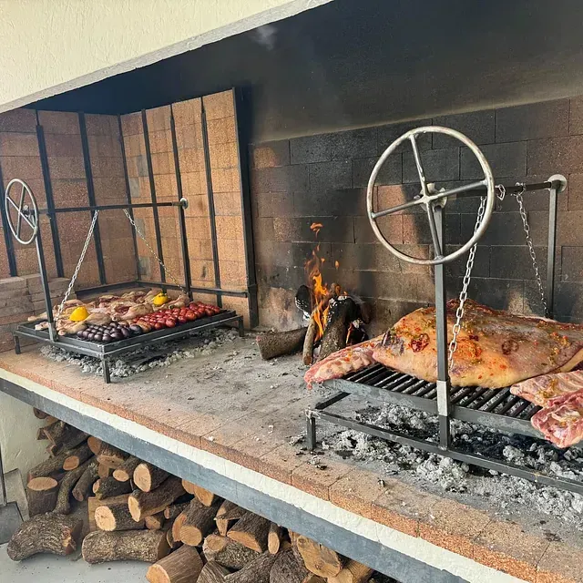 Una parrilla con carne y verduras cocinándose en ella