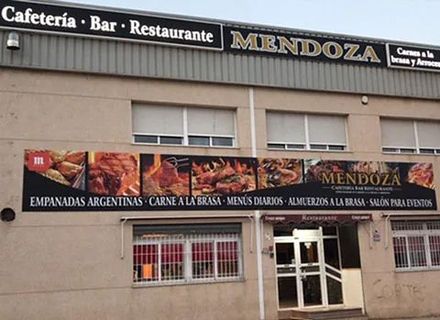 Un edificio con un cartel que dice Mendoza.