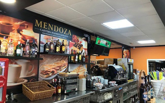 Un restaurante con un cartel que dice mendoza.