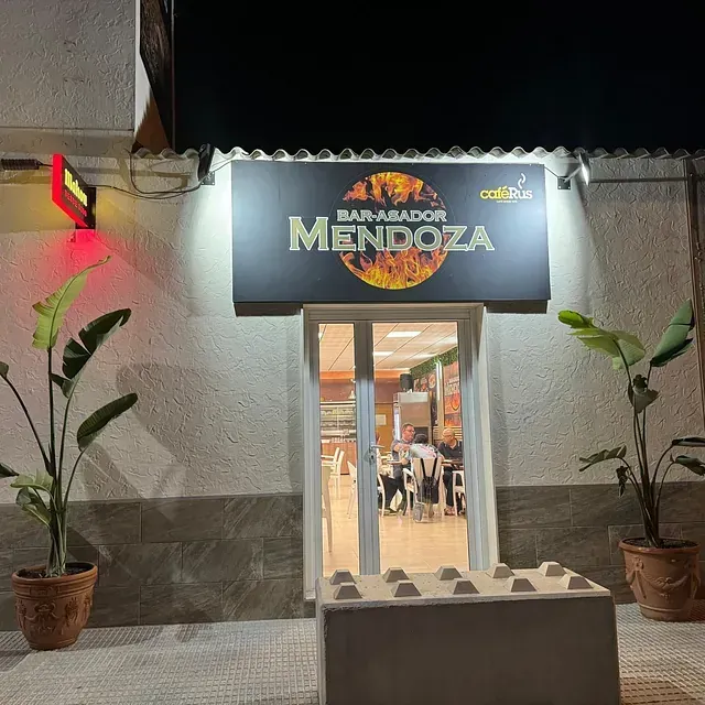 Un edificio con un cartel que dice Mendoza.