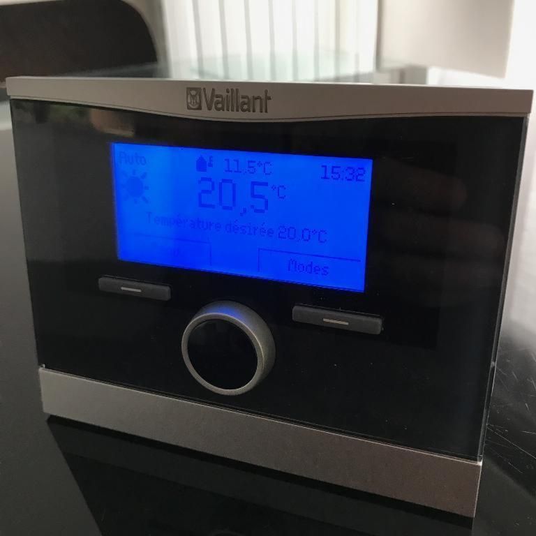 Contrôleur de température de la marque Vaillant indiquant 20,5° Celsius