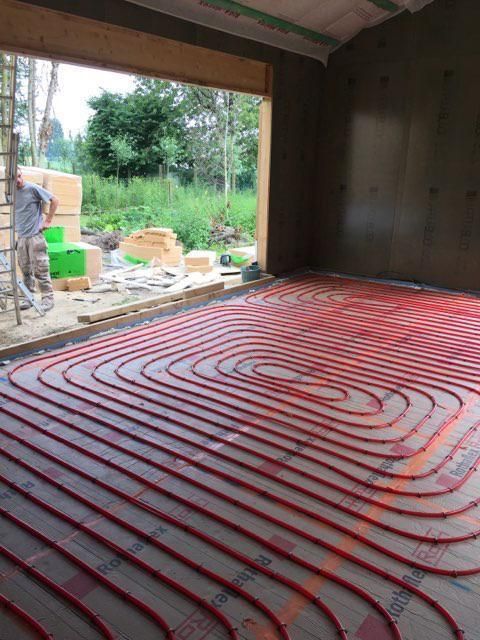 Système de tuyaux rouges recouvrant tout le sol d'une pièce en travaux