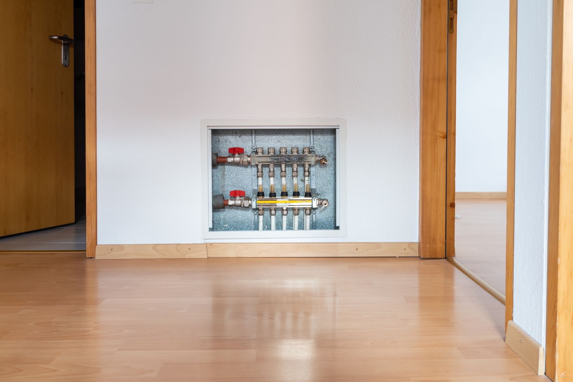 Système de contrôle du plancher chauffant à l'intérieur d'un mur d'une pièce