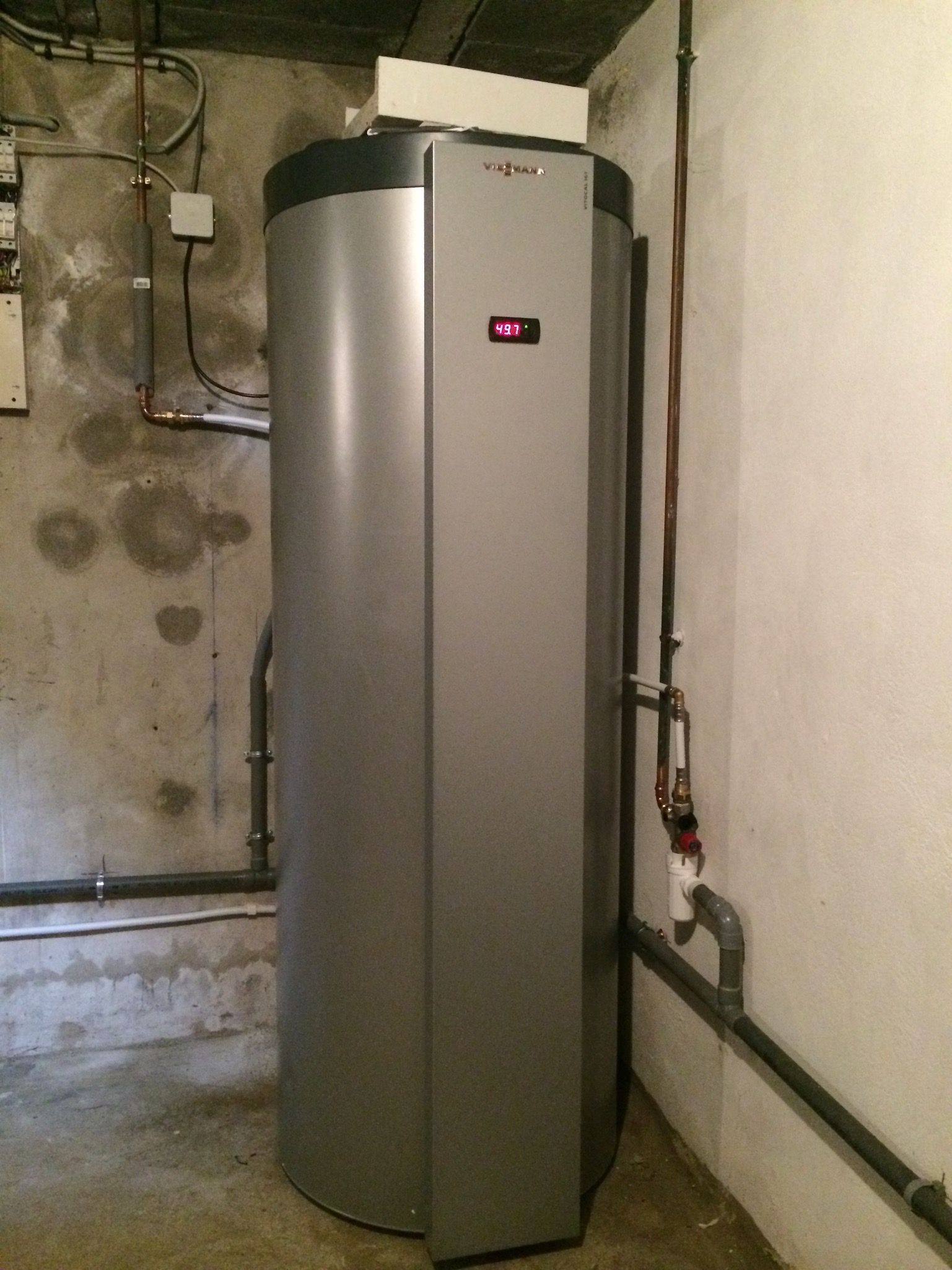 Grand chauffe-eau gris