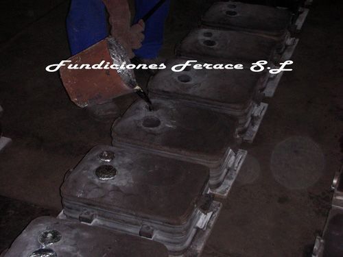 Una fila de bloques de metal con las palabras fundaciones ferace sl en la parte inferior