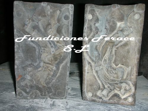 Dos piezas de metal con la palabra fundiciones ferace escrita en ellas