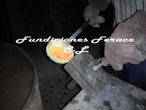 Un hombre está trabajando en una pieza de metal con las palabras fundiciones ferace en la parte inferior.