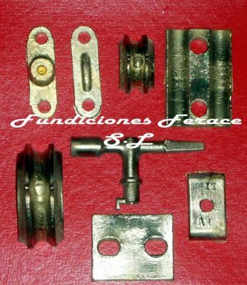 Un montón de piezas de metal con las palabras fundiciones ferace en la parte inferior.