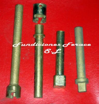 Un montón de varillas de metal con la inscripción fundiciones ferace sl en la parte inferior.