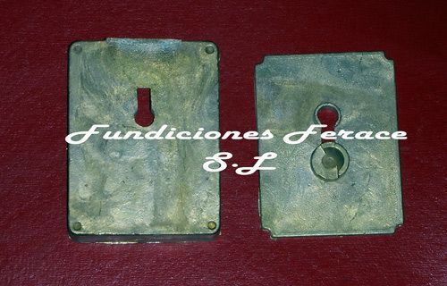 Dos piezas de metal con la palabra fundiciones ferace escrita en ellas