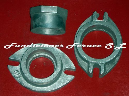 Un fondo rojo con algunas piezas de metal y las palabras fundaciones ferace sl