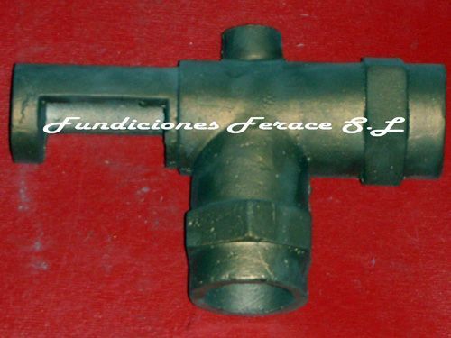 Una pipa negra con la palabra fundiciones escrita en ella